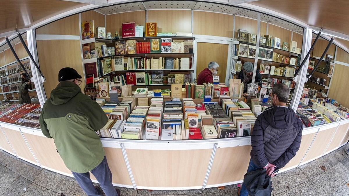 Gente mirando los puestos de la V Feria de la Edición de Navarra, organizada por Editargi.