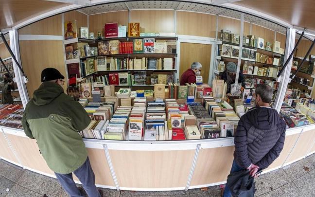 Gente mirando los puestos de la V Feria de la Edición de Navarra, organizada por Editargi. Gente mirando los puestos de la V Feria de la Edición de Navarra, organizada por Editargi.