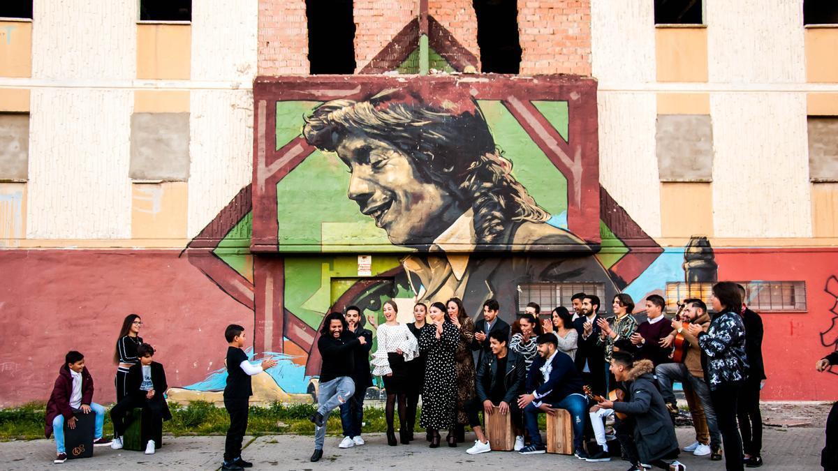 El Torombo se marca un baile junto al grupo los Fuera de Serie en una plaza del barrio de las 3.000 viviendas.