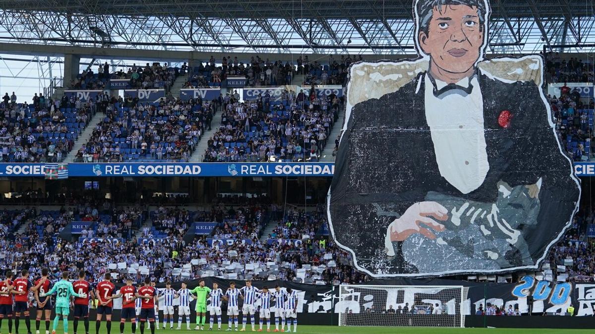 Tifo en Anoeta en homenaje a Imanol Alguacil por sus 200 partidos