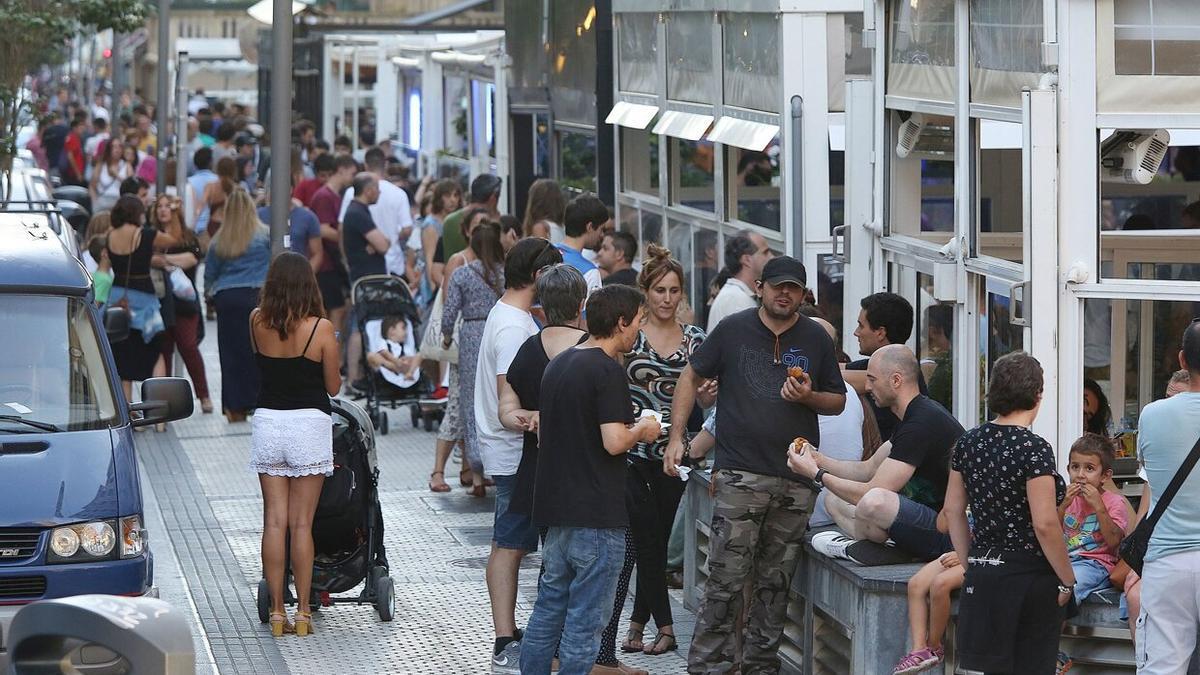 Pintxo pote en la calle Zabaleta de Gros, un de las que más bares tiene en el barrio.