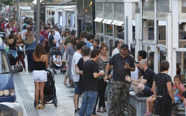 Pintxo pote en la calle Zabaleta de Gros, un de las que más bares tiene en el barrio.
