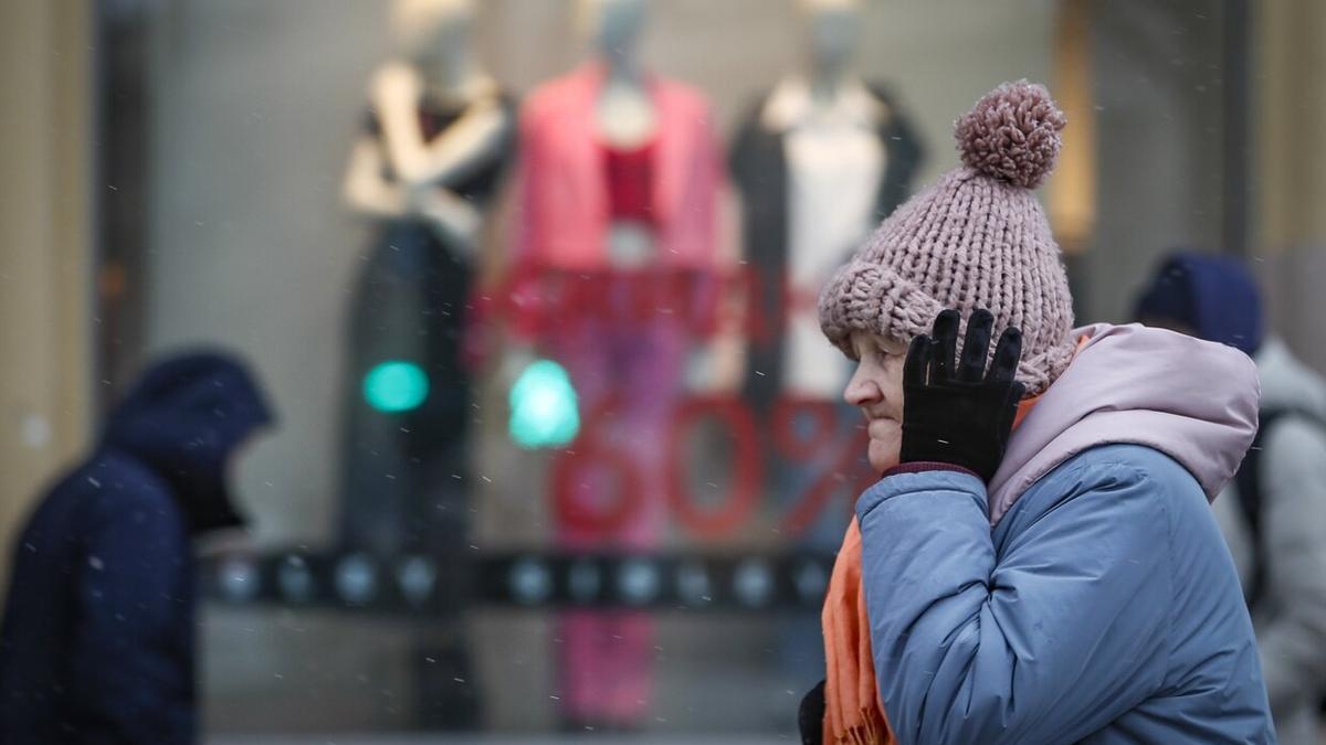 Una mujer se protege del frío con un gorro de lana