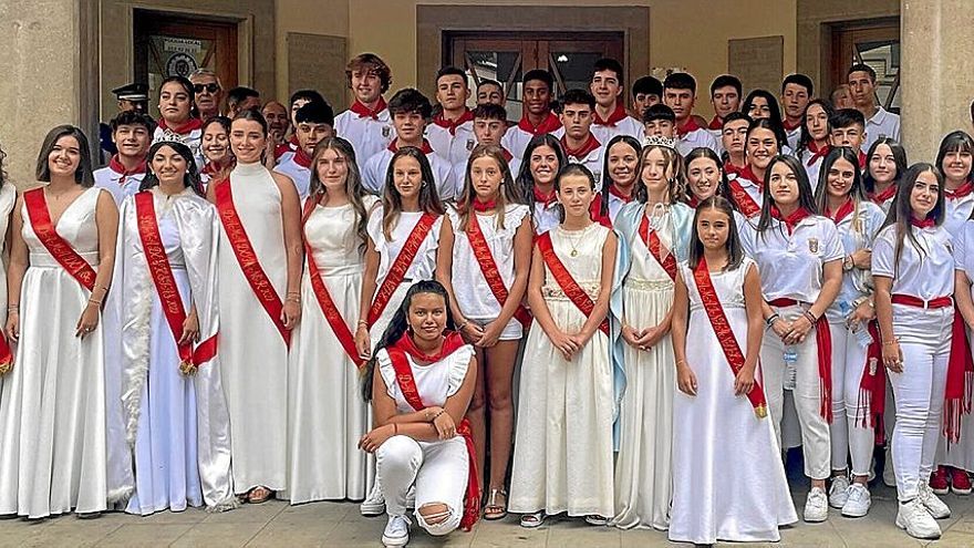 Los Quintos de Azagra sacando en volandas a la Virgen del Olmo.