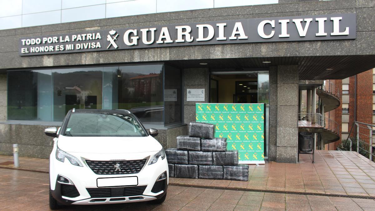 Droga incautada al detenido y coche robado en el que viajaba