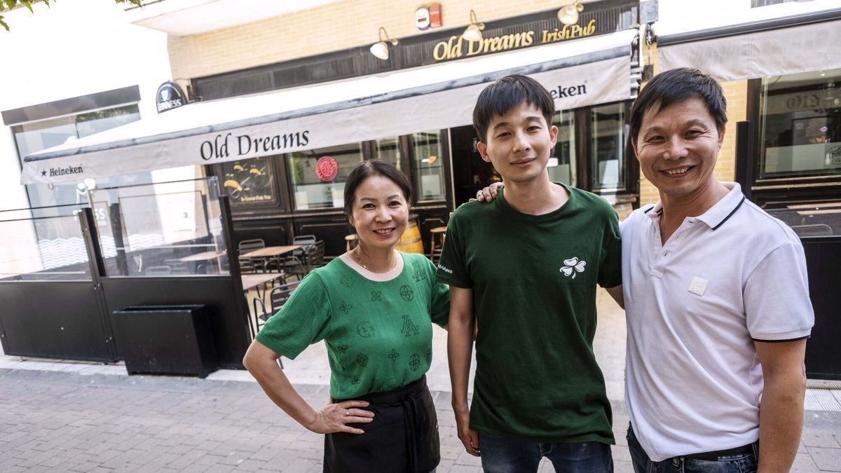 Cong Xian Xu (Conchi), Jia Xin Liu (Leo, propietario) y Xiao Chun Liu (Lino), en el Old Dreams.