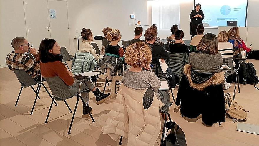 Belén Uranga, del Clúster de Sociolingüística, presentando el mapa de la pluralidad lingüística. | FOTO: N.G.