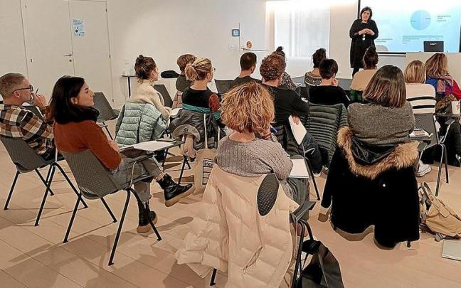 Belén Uranga, del Clúster de Sociolingüística, presentando el mapa de la pluralidad lingüística. | FOTO: N.G. Belén Uranga, del Clúster de Sociolingüística, presentando el mapa de la pluralidad lingüística. | FOTO: N.G.