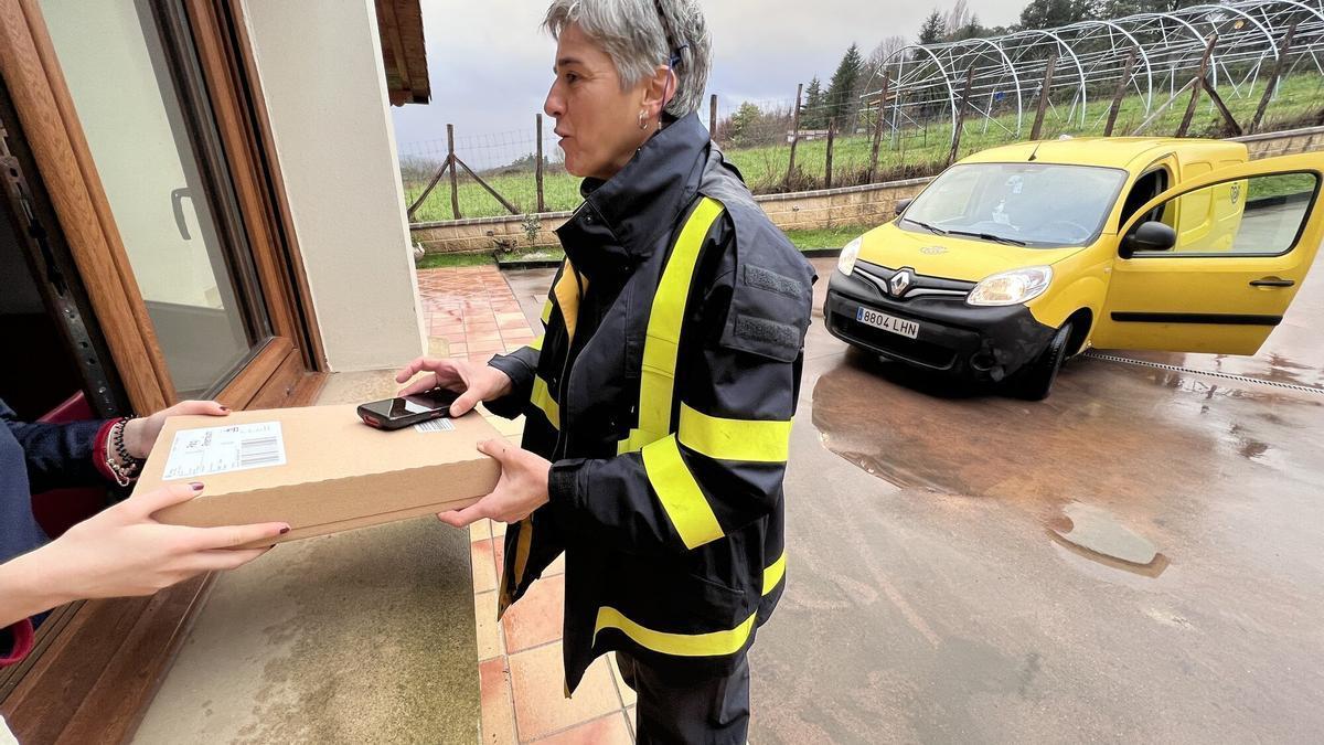 Eukene Murillo entrega un paquete a una vecina del barrio de Garaioltza, en Lezama.