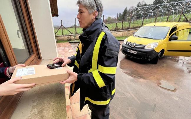 Eukene Murillo entrega un paquete a una vecina del barrio de Garaioltza, en Lezama. Eukene Murillo entrega un paquete a una vecina del barrio de Garaioltza, en Lezama.