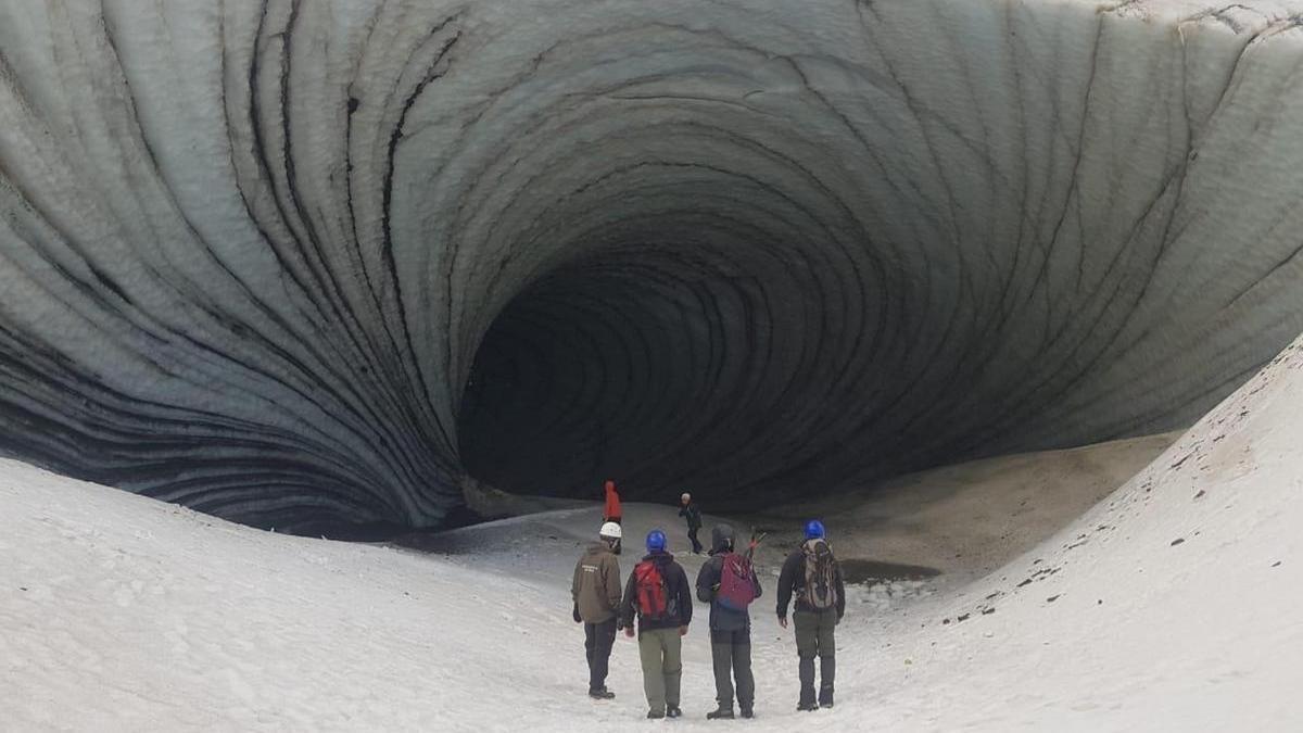 Fotografía cedida por la Gendarmería argentina que muestra la "Cueva de Jimbo" o "del hielo" en la Patagonia argentina.