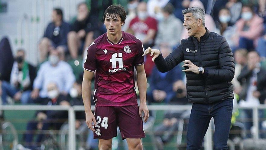 Imanol Alguacil da instrucciones en la banda del Martínez Valero, ante Robin Le Normand.