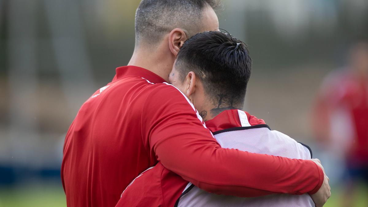 Chimy, abrazado a Kike en un entrenamiento anterior.