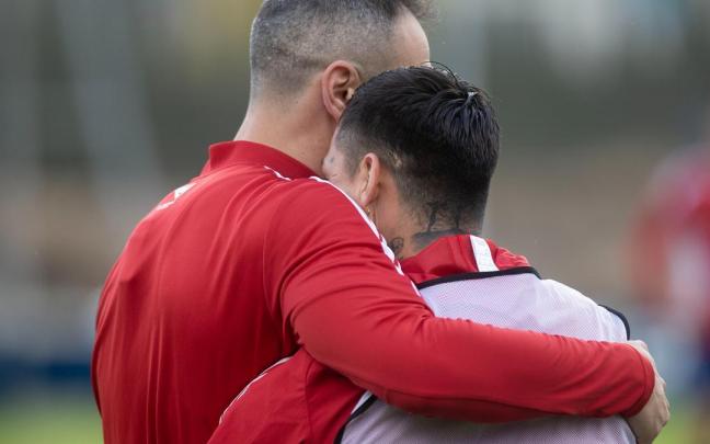 Chimy, abrazado a Kike en un entrenamiento anterior. Chimy, abrazado a Kike en un entrenamiento anterior.