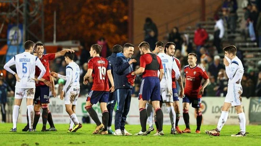 Momento en el que Moncayola le regala su camiseta a Alberto Eguizába.