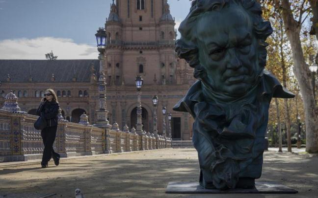 Una de las réplicas gigantes de la estatuilla de los Goya instaladas en Sevilla Una de las réplicas gigantes de la estatuilla de los Goya instaladas en Sevilla