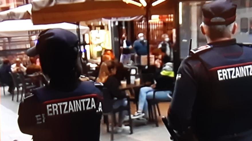 Agentes de la Ertzaintza patrullando