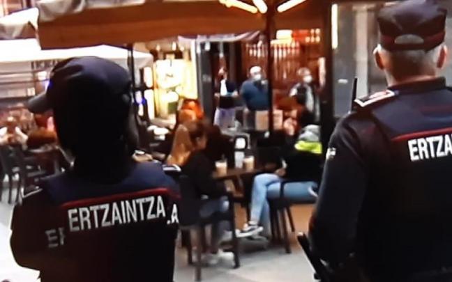Agentes de la Ertzaintza patrullando