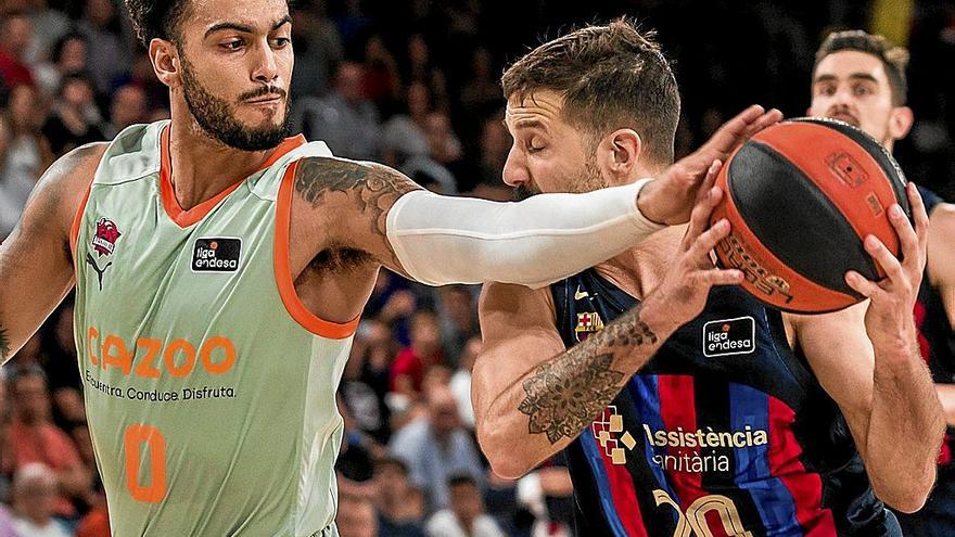 Howard intenta arrebatar el balón a Laprovittola durante el duelo del pasado domingo en el Palau.