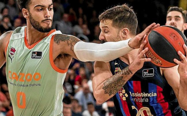 Howard intenta arrebatar el bal&oacute;n a Laprovittola durante el duelo del pasado domingo en el Palau.