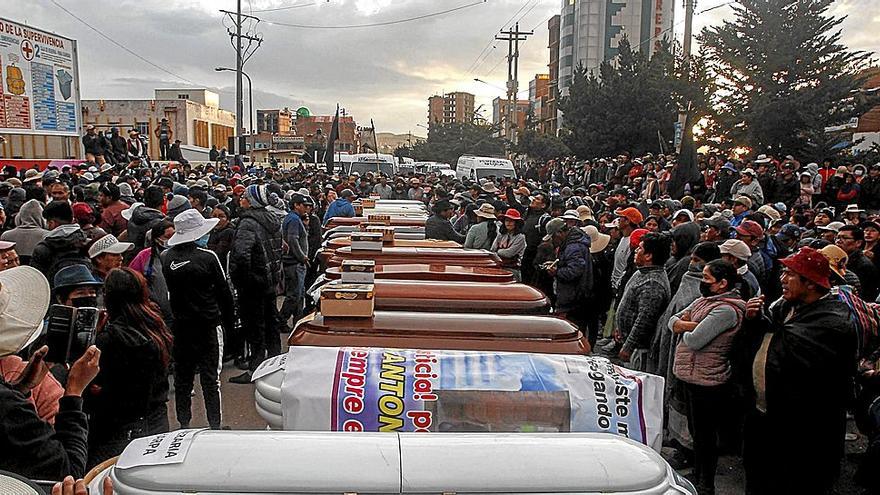 En la imagen, los ataúdes con los muertos en las protestas registradas el pasado lunes en la ciudad de Juliaca.