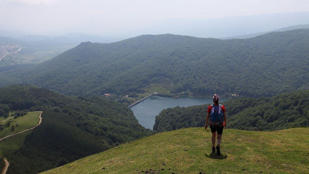 Veremos extensos hayedos y el embalse de Urdalur a vista de pájaro desde Txurruku Punta.