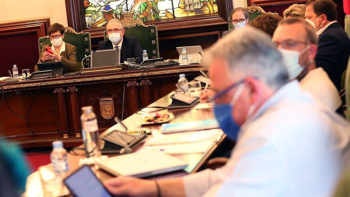 Al fondo, el alcalde Maya junto a la edil Elizalde, en una reunión del pleno del Ayuntamiento de Pamplona.