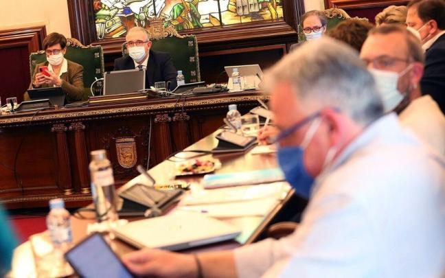 Al fondo, el alcalde Maya junto a la edil Elizalde, en una reunión del pleno del Ayuntamiento de Pamplona. Al fondo, el alcalde Maya junto a la edil Elizalde, en una reunión del pleno del Ayuntamiento de Pamplona.