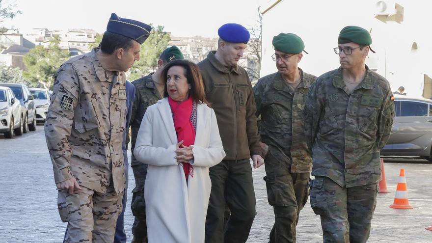 La ministra de Defensa, Margarita Robles, visita el segundo grupo de militares ucranianos que reciben instrucción y adiestramiento en las instalaciones de Toledo.