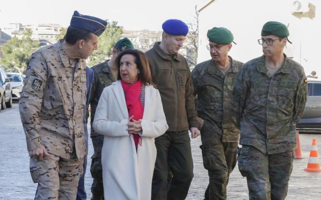 La ministra de Defensa, Margarita Robles, visita el segundo grupo de militares ucranianos que reciben instrucci&oacute;n y adiestramiento en las instalaciones de Toledo.