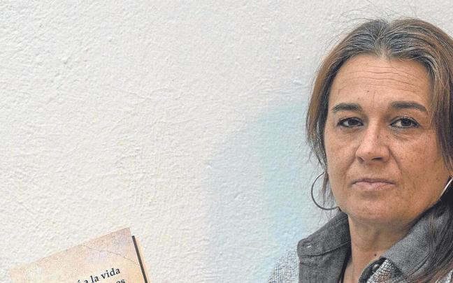 La autora junto a un ejemplar de su libro.