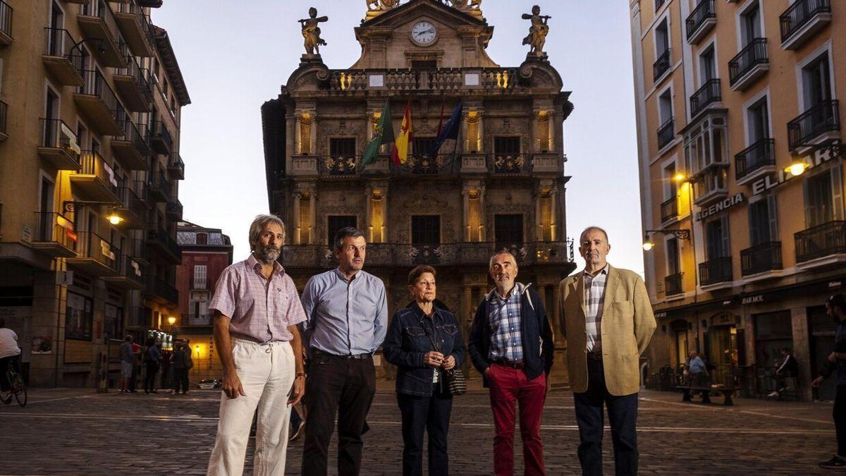 De izquierda a derecha, Xabier Ollo, Aitor Rodríguez, Asun Apesteguía, Javier Alcalde y Miguel Izu. Cinco antiguos miembros de la Coordinadora Gesto por la Paz de Euskal Herria que participaron en numerosas ocasiones en concentraciones silen