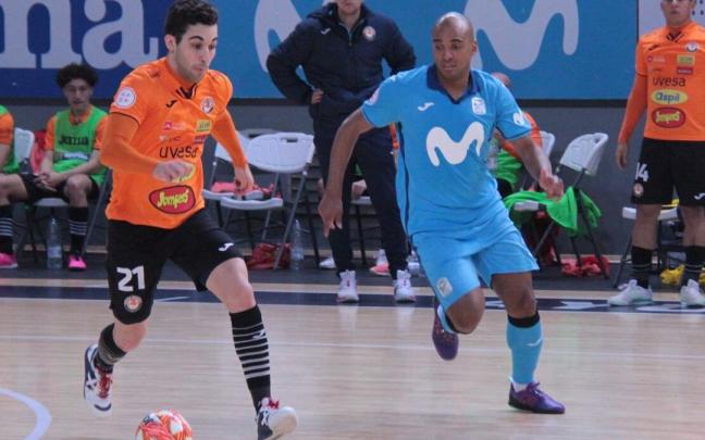 Nacho Gómez conduce el balón ante Fits. Nacho Gómez conduce el balón ante Fits.