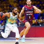 Adam Smith sube el bal&oacute;n ante Bruno Fitipaldo.