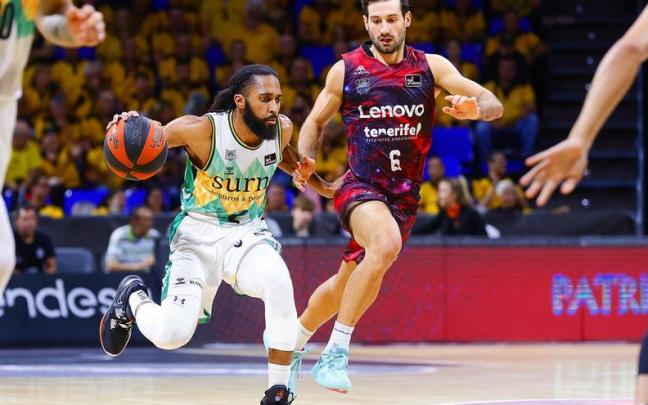 Adam Smith sube el bal&oacute;n ante Bruno Fitipaldo.