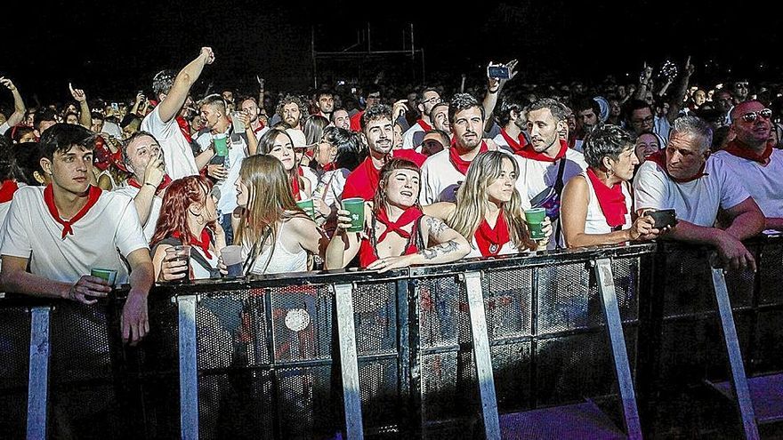 Mayoría de jóvenes en el público que se acercó el pasado sábado a los conciertos en los Fueros. Fotos: Jon Urriza