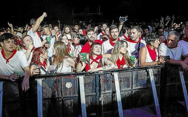 Mayor&iacute;a de j&oacute;venes en el p&uacute;blico que se acerc&oacute; el pasado s&aacute;bado a los conciertos en los Fueros. Fotos: Jon Urriza