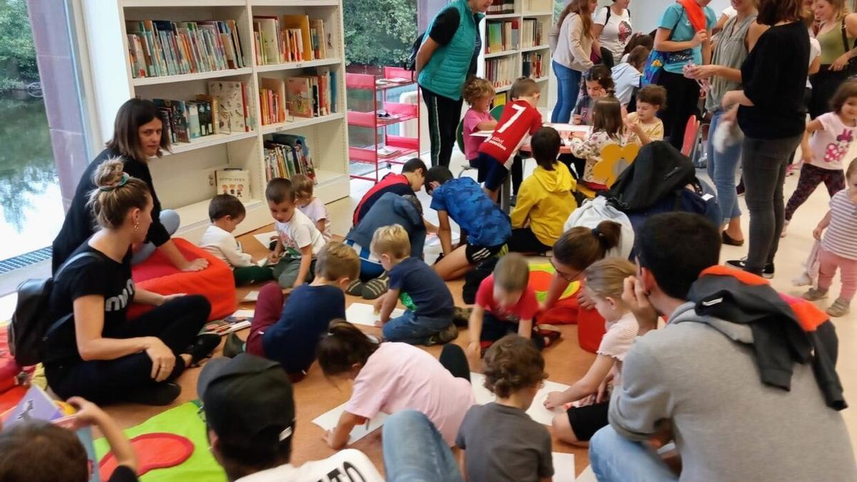 Baztango Liburutegi Publikoan margotu zuten Gau Beltzerako murala. Baztango Liburutegi Publikoan margotu zuten Gau Beltzerako murala.