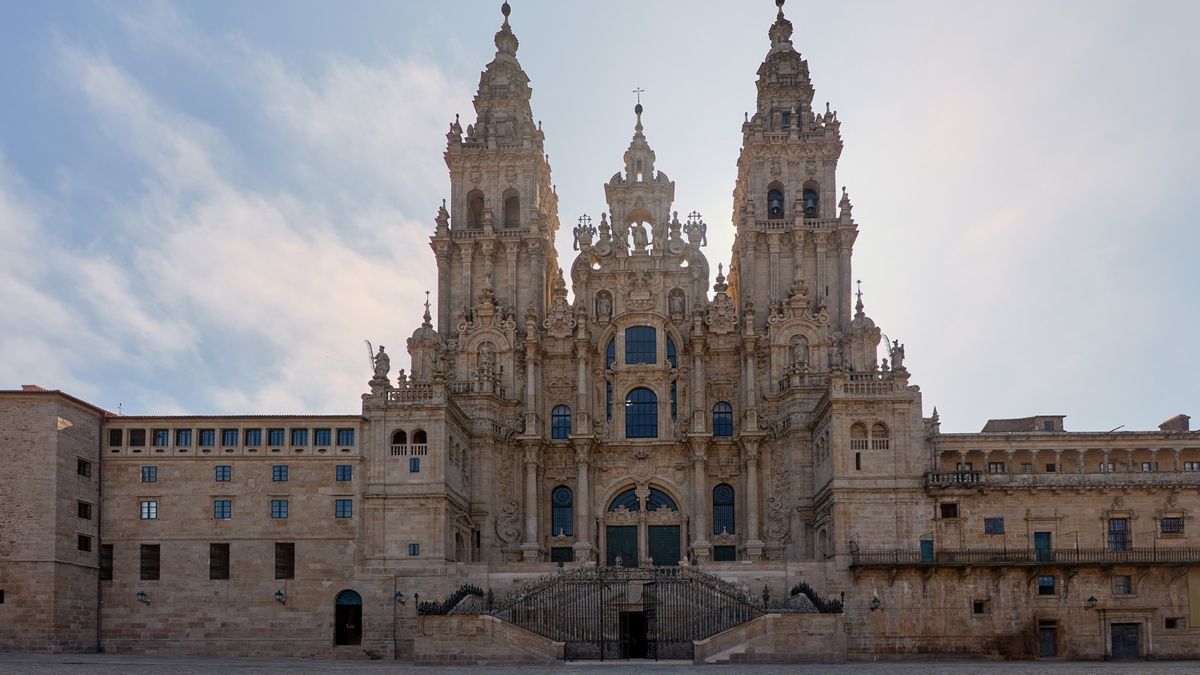 Vista de la fachada principal de la Catedral de Santiago de Compostela, en Galicia.