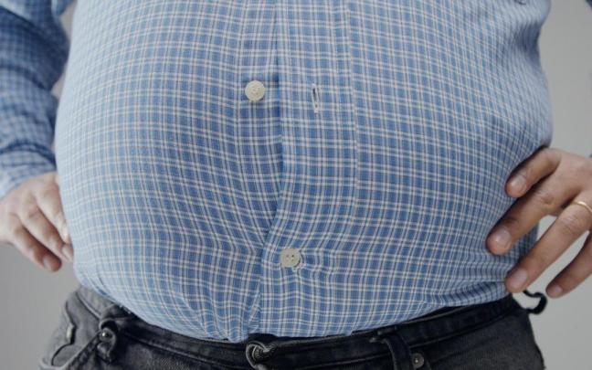 Un hombre con 'barriga cervecera'. Un hombre con 'barriga cervecera'.