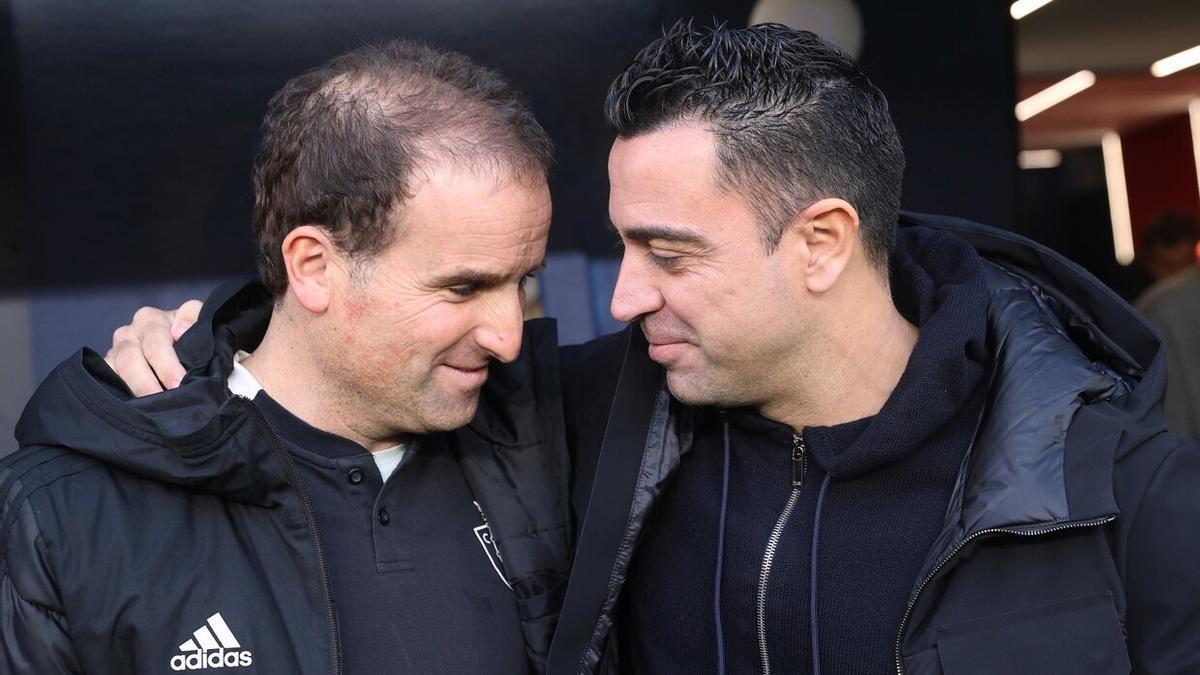 Arrasate y Xavi, en el partido de la pasada temporada en El Sadar.