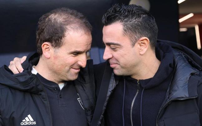 Arrasate y Xavi, en el partido de la pasada temporada en El Sadar.