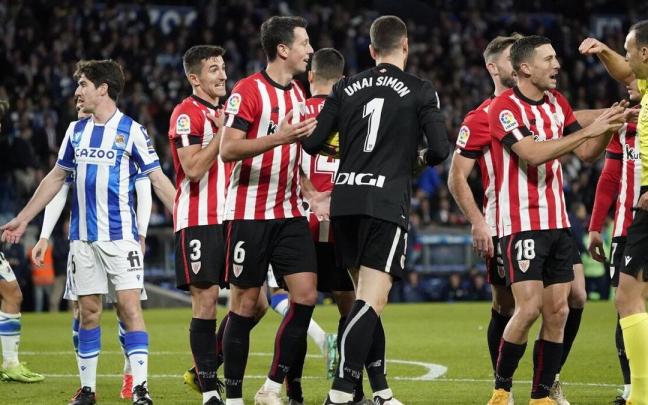 Los jugadores del Athletic protestan ante el árbitro durante el derbi