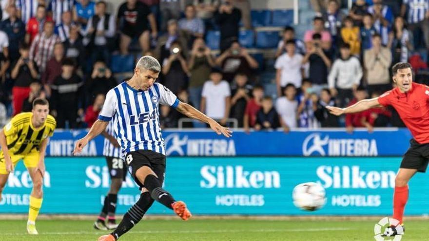 Salva Sevilla lanza el penalti que dio los tres puntos al Alavés