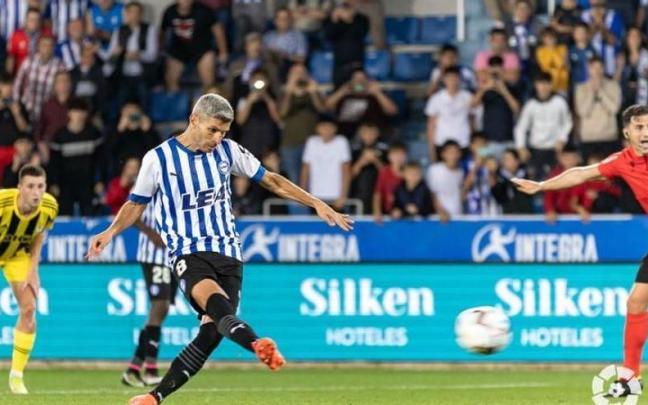 Salva Sevilla lanza el penalti que dio los tres puntos al Alavés
