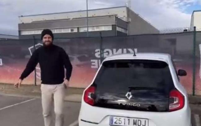 Piqu&eacute; llega a la Kings League en un Twingo.