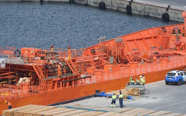 El ‘Dutch Spirit’ en uno de sus atraques depositando el agua que transporta a través de la tubería azul en el puerto de Bermeo. El ‘Dutch Spirit’ en uno de sus atraques depositando el agua que transporta a través de la tubería azul en el puerto de Bermeo.