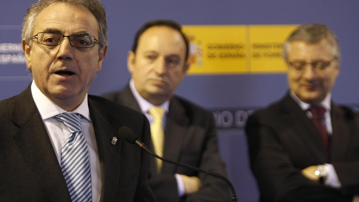 Miguel Sanz, en 2010 presidente de Navarra, explicando el inicio de las obras de conexión de la A-12 con La Rioja (Autovía del Camino). Al fondo Pedro Sanz, presidente de La Rioja por aquel entonces, y Pepe Blanco, ministro de Fomento.
