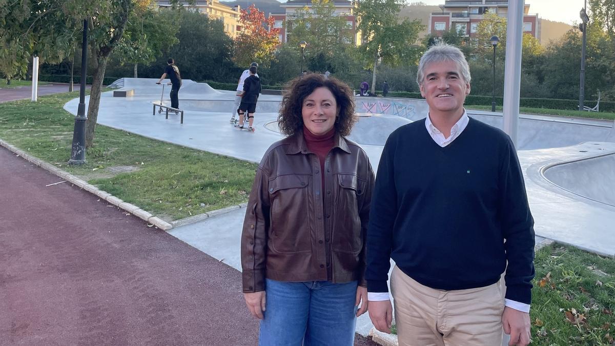 Ainhoa Salterain y Anartz Gandiaga, en la nueva instalación.