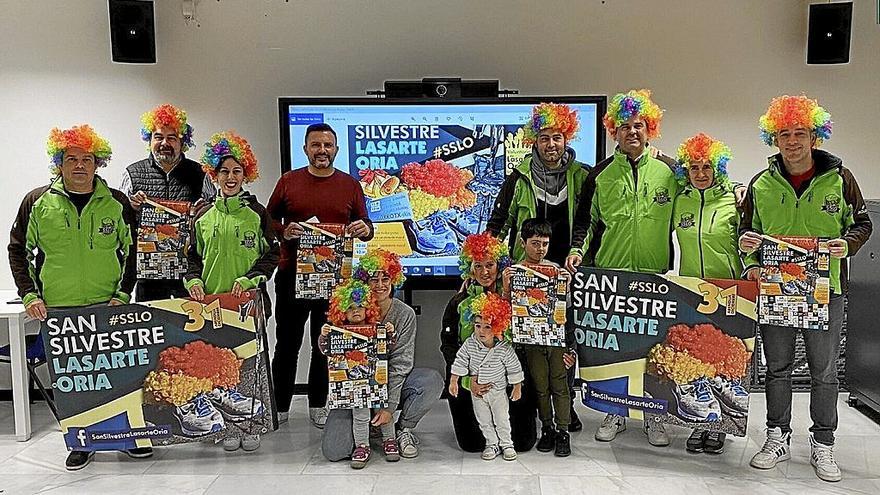 Miembros de la asociación San Silvestre, con representantes del Ayuntamiento. | FOTO: N.G.